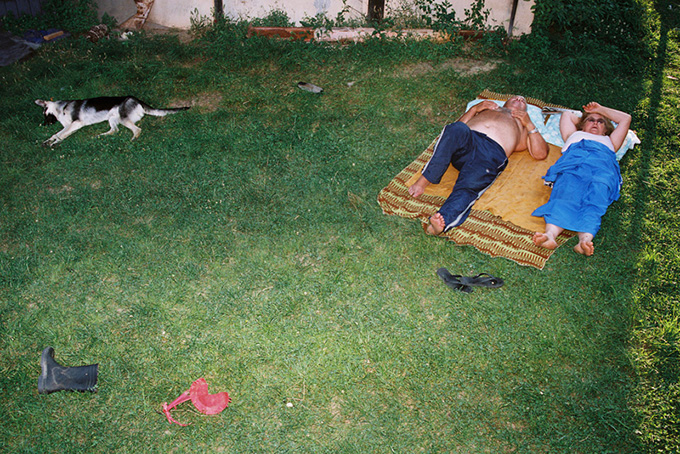 Siesta im Gras. Aprilzi, Bulgarien 2004